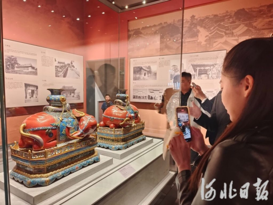 10月30日，秦皇岛博物馆开馆试运行。图为市民在馆内参观。河北日报客户端记者 张 辉摄