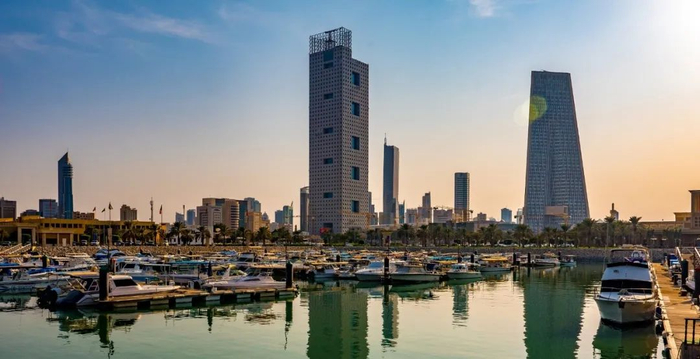 图：科威特首都科威特城停满了游艇的码头，中间方形大楼即为科威特投资局总部。图源：视觉中国