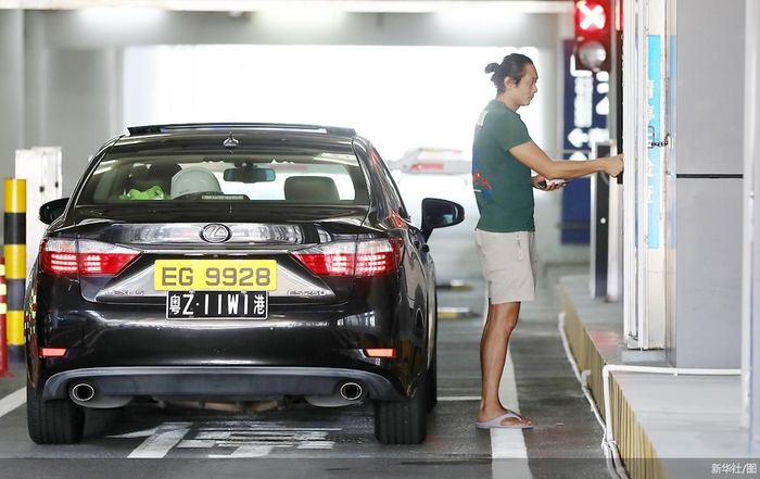 港车、澳车、内地车共同行驶在同一条道路上，为三地经济融合发展打开了全新的一扇门。
