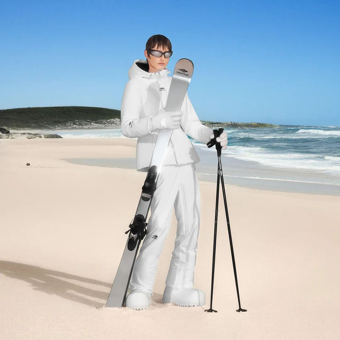 图片来源：Balenciaga官方微博