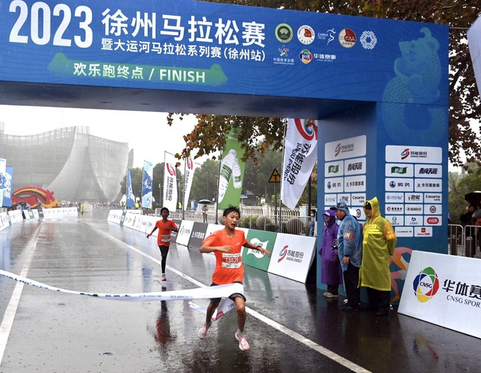2023徐州马拉松赛鸣枪开跑近三万名选手参赛
