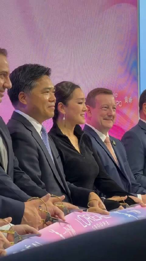 巩俐出席巴黎欧莱雅线下活动剪彩