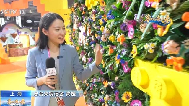 总台央视记者 高媛:我在这儿发现了一片花墙,仔细一看就能发现花都是