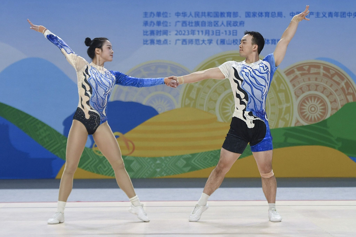 健美操大学组混合双人操赛况