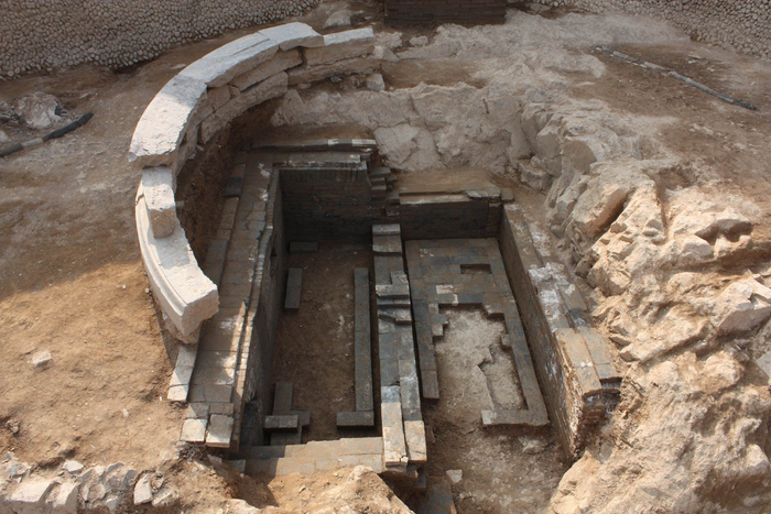 余姚汪大猷夫妻合葬墓，1为汪大猷，2为汪大猷妻楼式，呈“妻左夫右”排列