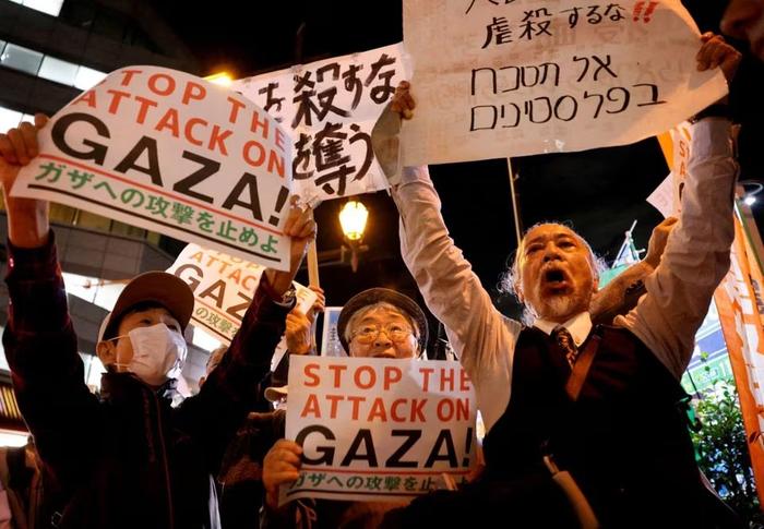 10月16日，日本东京，人们在以色列驻日本大使馆附近举行集会，抗议以色列对加沙的空袭。图片来源：路透社