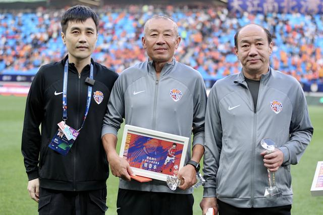 中国足球职业联赛初期,当汤乐普,矫春本们为海牛拼杀时,乔伟光正处在