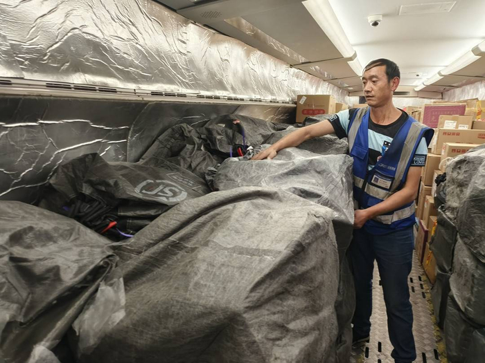 高铁列车助力"双11"其中,成都双流西站至昆明洛羊镇站整列高铁快运