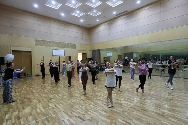 上海市民艺术夜校秋季班开班。9月11日，学员在上海市群众艺术馆学习舞蹈。新华社记者 王翔 摄