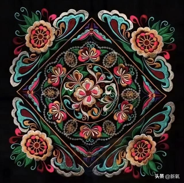 还有一些带有祈福寓意的纹样,例如求子纹,为子孙后代祈求平安图源