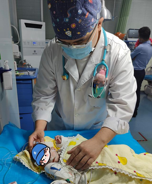 图为工作中的田医生