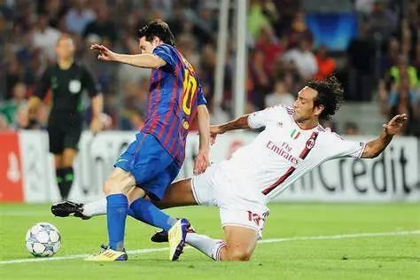 35岁照样防梅西!铲球是个脏活,内斯塔却踢出了优雅!