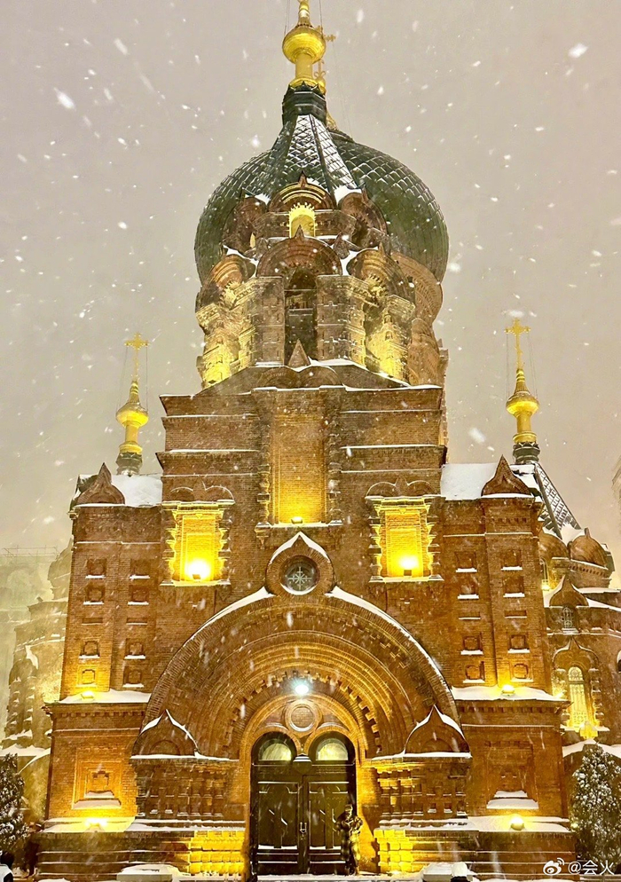 暴雪中的哈尔滨索菲亚大教堂浪漫又庄严