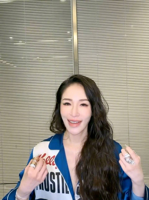 萧亚轩做直播透露她的近况1