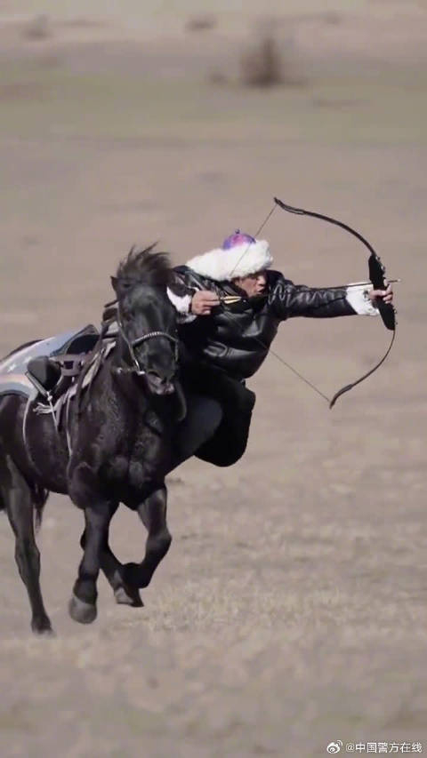 草原汉子骑马射箭又帅又飒