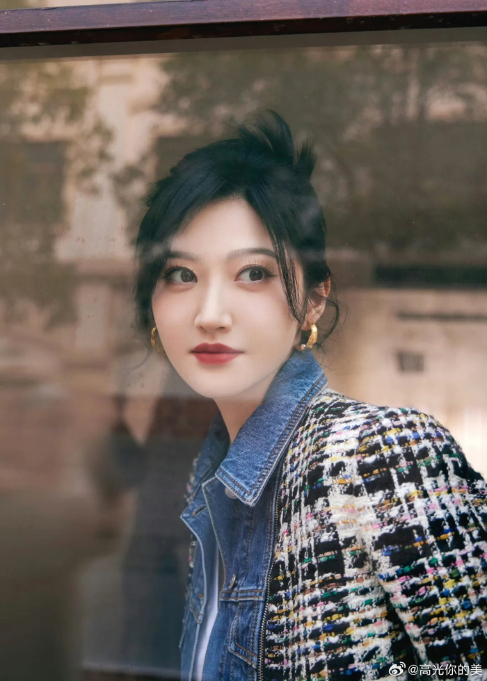 景甜九宫格随拍,红枫色号的口红,搭配温柔的盘发……|景甜|红枫|九宫