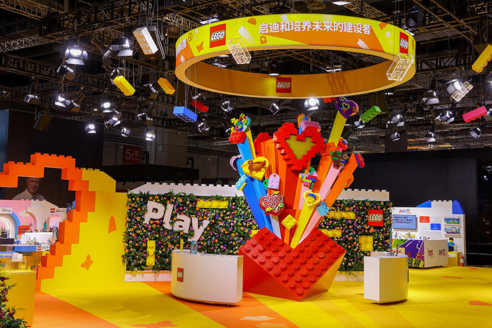 新面孔辣酱饼干想上线,老朋友乐高积木玩下沉|进博新机遇__财经头条