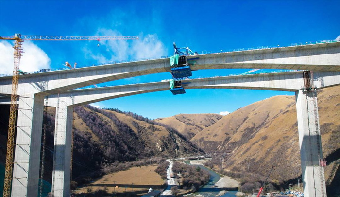 四川久马高速最大跨径连续刚构桥合龙 预计2025年全线通车|四川省