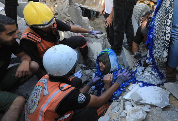 11月4日，在加沙地带南部城市汗尤尼斯，人们在遭以色列袭击后的建筑废墟中实施救援。新华社发（亚西尔·库迪摄）