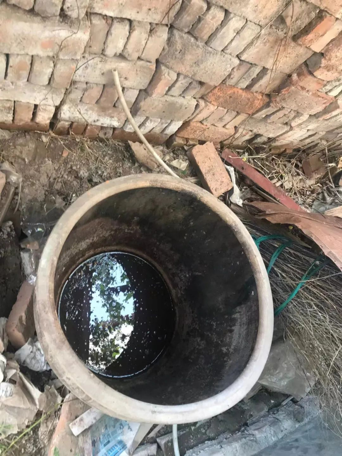 △女孩被藏匿的水缸里还残存部分粪渣（微博截图）