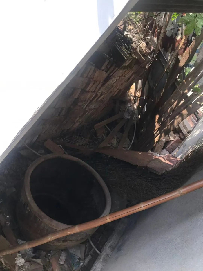 △女孩被害水缸所处的位置（微博截图）