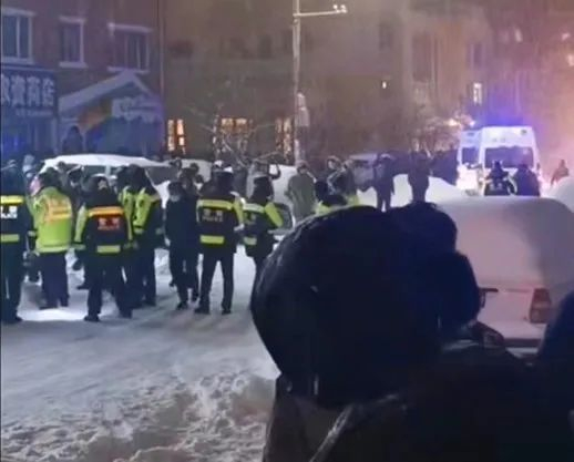 桦南县悦城健身体育馆坍塌事故现场。视频截图