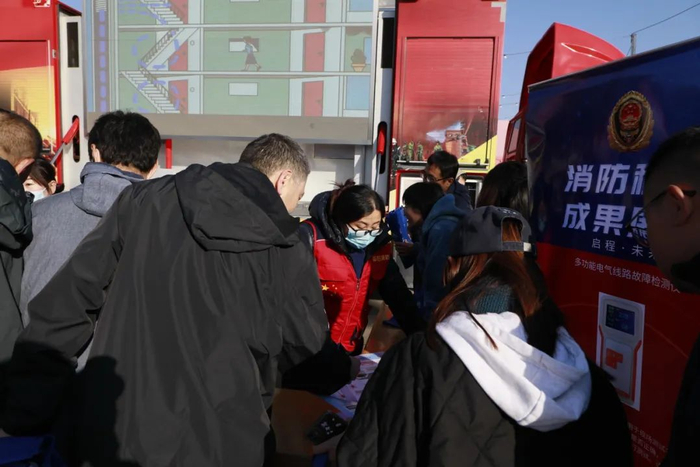 与会嘉宾参观消防成果。图源：平谷区消防救援支队