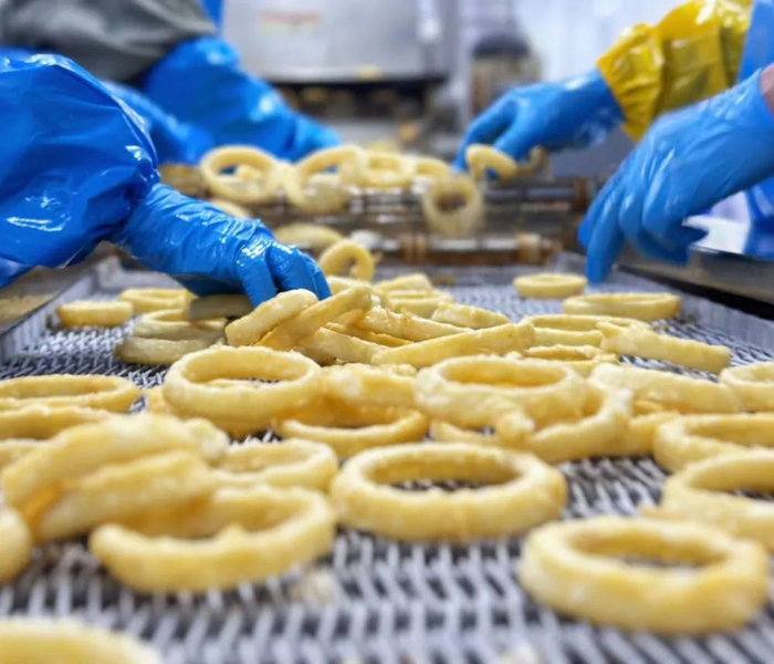 10月24日，浩源集团畅销海外市场的天妇罗洋葱圈（吕蕾阳/摄）