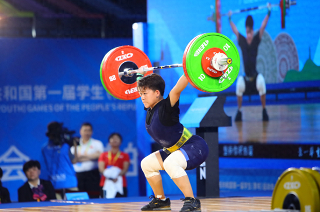 挺举125公斤岳阳市运动员向林香举重女子组55公斤级比赛中全国第一届