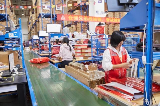 ▲大促开启后，足力健的仓库每天都在开足马力。文万周|摄