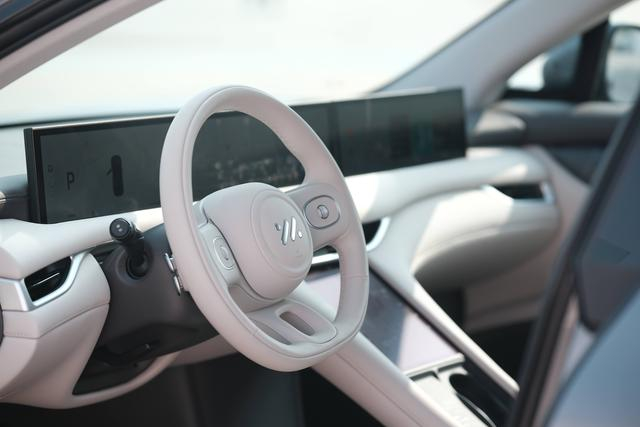 体验智己ls6未来智舱亮眼零百加速348秒令人印象深刻