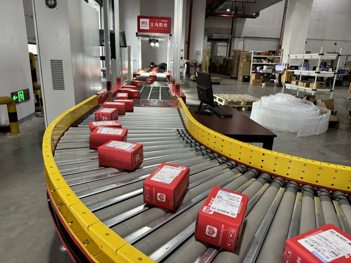 海淘美妆快递分拣包装流水线说到消费升级,不得不再说回拼多多的百