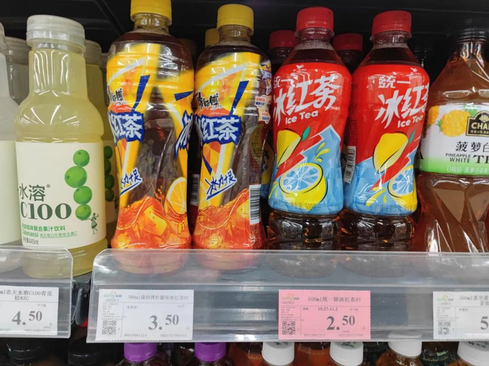 ▲（某大型商超，售价3.5元的康师傅冰红茶与特价中的2.5元统一冰红茶。图源/市界）