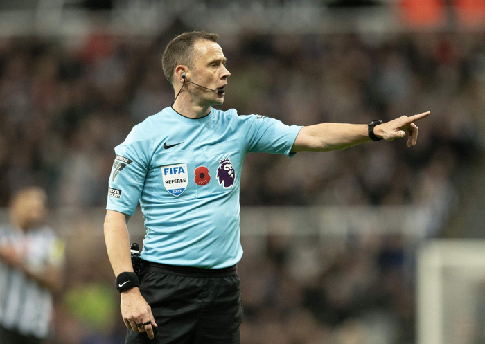 阿特韦尔做出了完全错误的判罚。