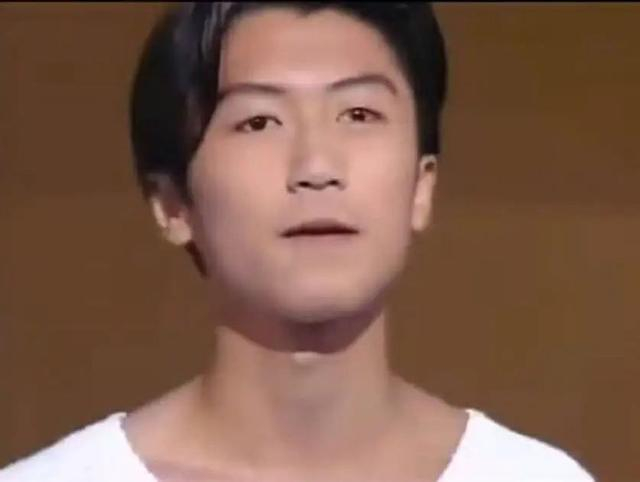 谢霆锋缴税20%退加拿大籍,却再遭质疑为了捞金,背后的真相曝光|狄波拉