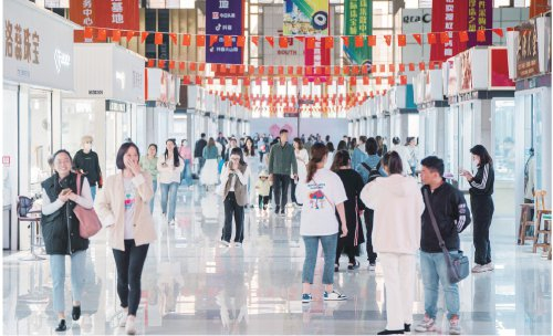 　　华东国际珠宝城里人流如织。　资料图