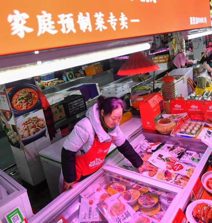 2月24日，浏阳市圭斋路生鲜市场的预制菜摊位（陈泽国/摄）