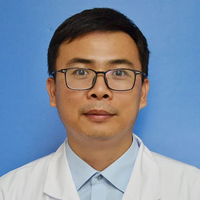 邓宏炬新加入科室的副主任医师邓宏炬,同时拥有着三个"第一"——第一