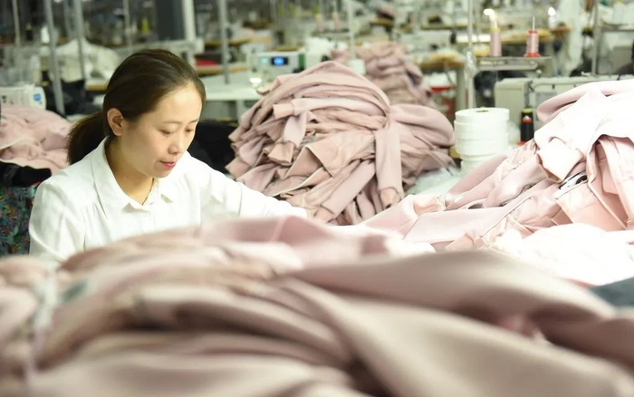 ▲江苏某服装企业工人正在赶制出口欧洲国家的羽绒服。图/IC photo