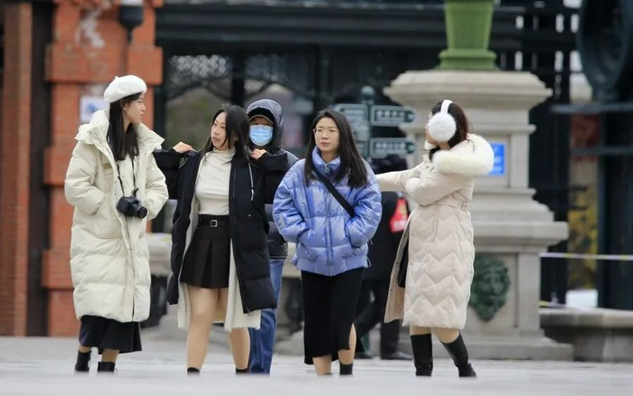 ▲2023年11月3日，黑龙江省哈尔滨市气温骤降，出行的市民游客都穿上了羽绒服。图/IC photo