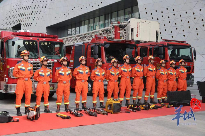 广州荔湾启动119消防宣传月活动街坊体验消防救援装备