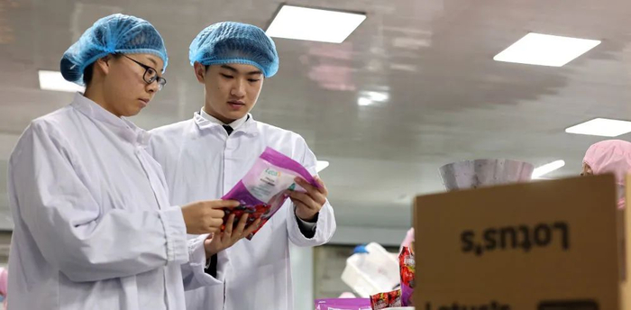 10月12日，在山东省滨州市滨城区一家预制菜生产企业车间，工作人员查验即将出口的冷冻水果订单