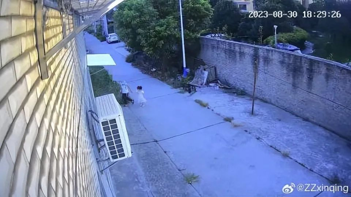 △监控显示男孩牵女孩进入案发地（微博截图）