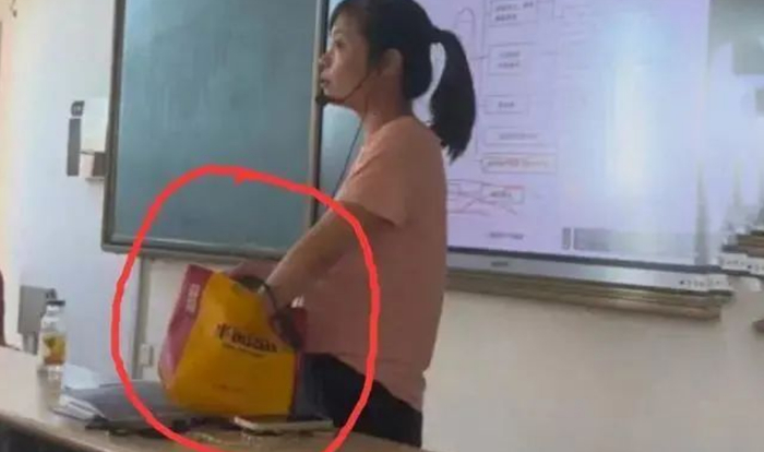 沈阳一大学女教授上课被拍视频曝光后网友简直不敢相信