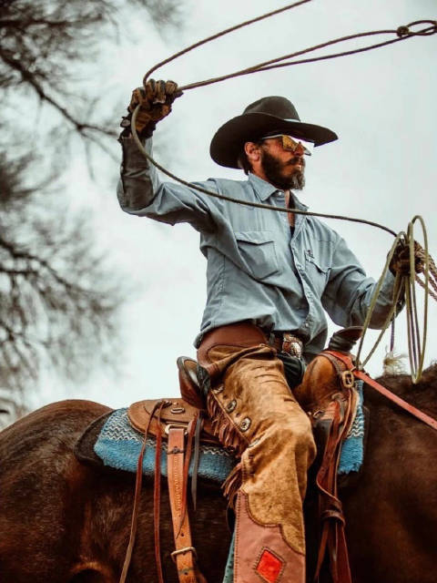 西部牛仔套牛大赛,当牛仔也是个技术活!