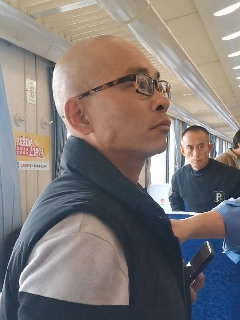 11月7日在z390次列车上一光头猥琐男