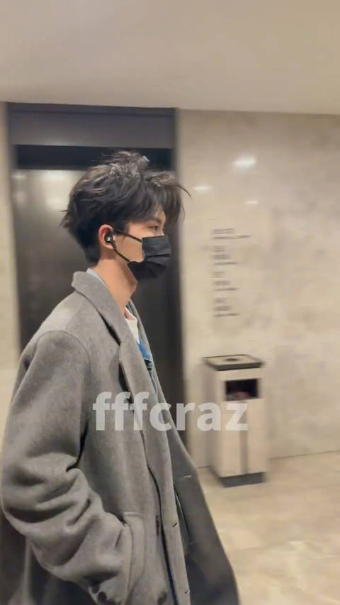 马嘉祺今日上班路透,卷毛77灰色大衣,回到了熟悉的统治区