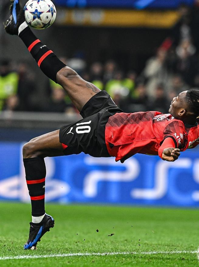 2-1!ac米兰主场逆转大巴黎,迎欧冠首胜,死亡之组仍扑朔迷离