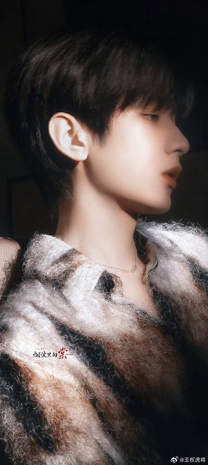 成毅夜色光影大片真的好帅呀,侧颜真的鲨我