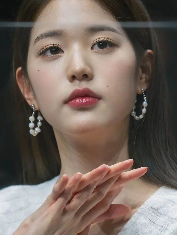 欧阳娜娜的钝感小鼻头给她的面部增加了娇憨,娜比的山根起点低,但是鼻